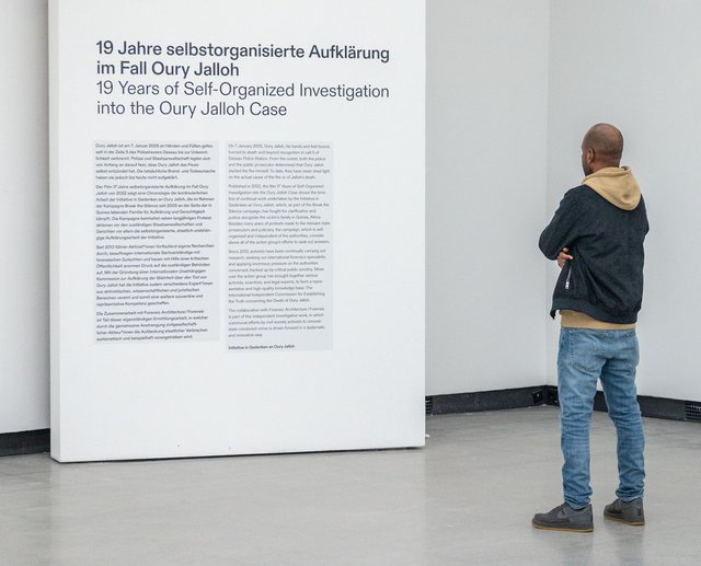 Jallohs Bruder beim Presserundgang.