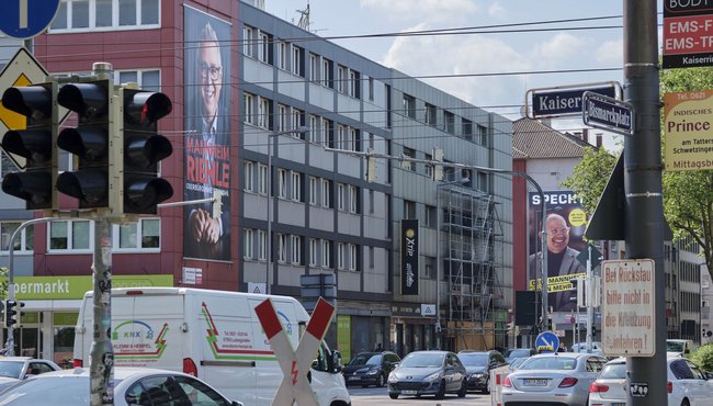 Überdimensionale Wahlplakate ohne viel Inhalt. Links: Riehle (SPD), rechts: CDU-Kandidat Christian Specht.