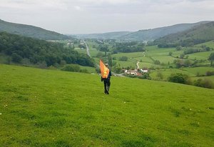 Der Künstler wandert immer weiter, denn aufgeben ist nicht seine Sache. 