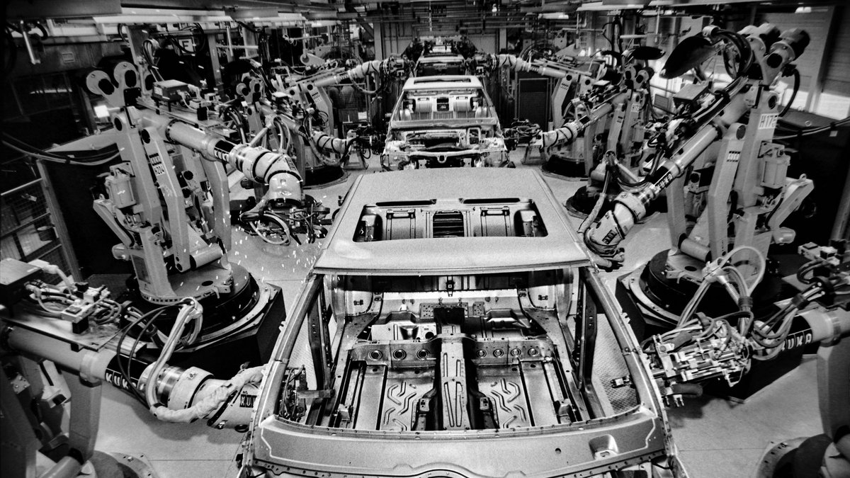 Anfang der 1990er stehen die Zeichen auf Automatisierung und Rationalisierung: Roboter-Fertigungsstraße bei Mercedes Benz. Anfang der 1990er stehen die Zeichen auf Automatisierung und Rationalisierung: Roboter-Fertigungsstraße bei Mercedes Benz.