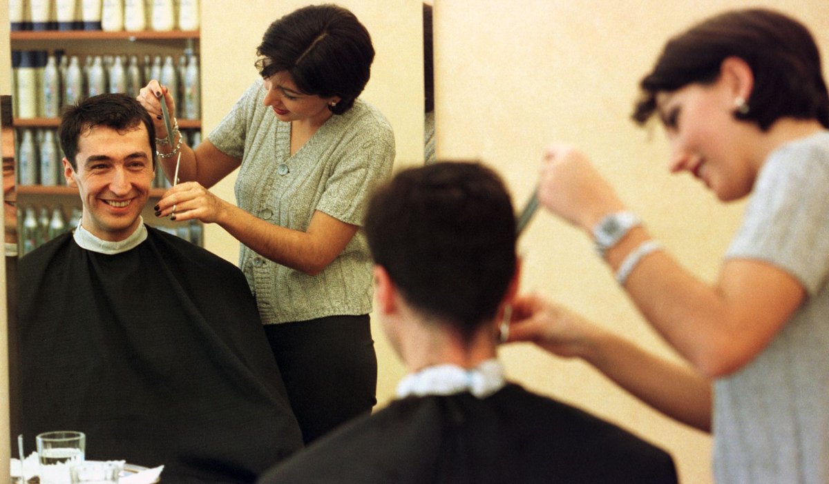 Zwanzig Jahre sind's her, dass Cem Özdemir keine Koteletten hatte. 1999 lässt er sich bei Edelfriseurin Ayse Donné herrichten. Zwanzig Jahre sind's her, dass Cem Özdemir keine Koteletten hatte. 1999 lässt er sich bei Edelfriseurin Ayse Donné herrichten.