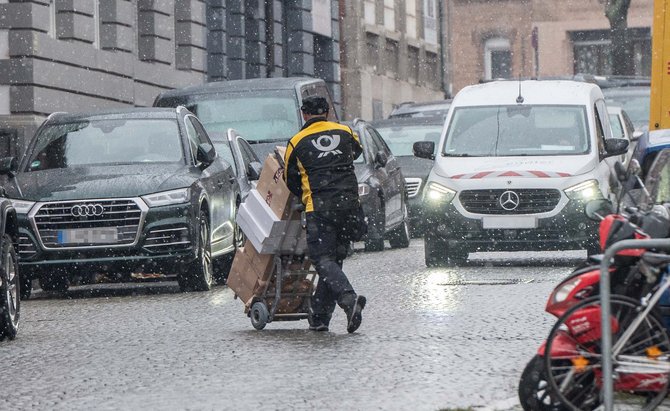 Nur DHL hat die meisten Paketzusteller:innen fest angestellt. Foto: Jens Volle