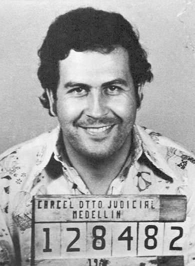 Polizeifoto von Drogenboss Pablo Escobar, 1976. Foto: Colombian National Police, gemeinfrei, <a href="https://commons.wikimedia.org/w/index.php?curid=49892673">Link</a> Polizeifoto von Drogenboss Pablo Escobar, 1976. Foto: Colombian National Police, gemeinfrei, <a href="https://commons.wikimedia.org/w/index.php?curid=49892673">Link</a>