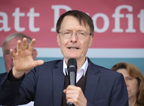 Minister Karl Lauterbach bittet um "ein Minimum an Vertrauen".