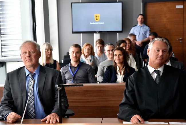 Axel Milberg (links) spielt den Kopf eines deutschen Waffenherstellers. Foto: Stefan Jehle Axel Milberg (links) spielt den Kopf eines deutschen Waffenherstellers. Foto: Stefan Jehle