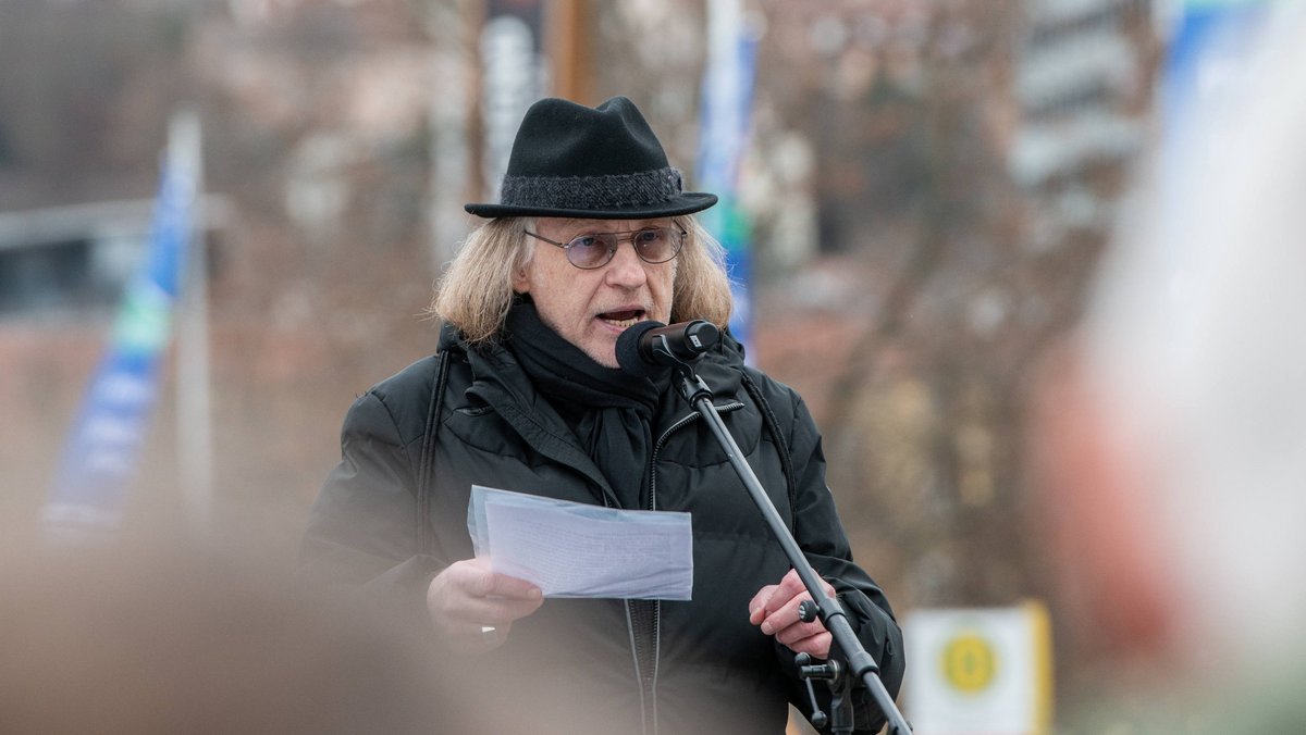 Joe Bauer in Aktion, hier am dritten Jahrestag des rechten Terrors in Hanau, Februar 2023 auf dem Stuttgarter Schlossplatz. Foto: Jens Volle