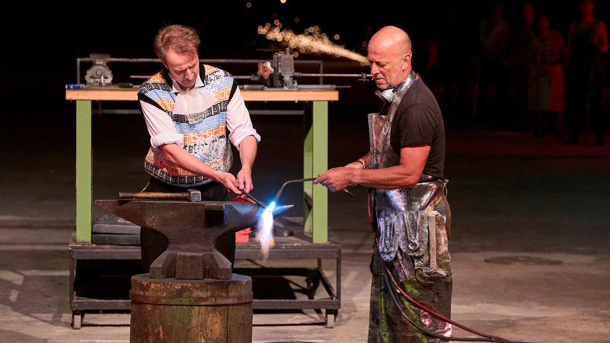 Die Philosophie (Luca Zahn, links) darf dem Schlosser (Thomas Schelling) helfen. Fotos: Richard Becker/Theater Lindenhof