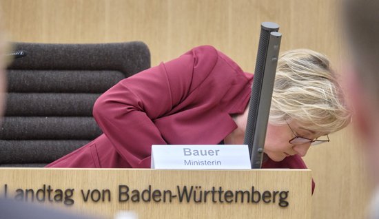 Stochern zwischen Paragrafen und Gesetzen: Ministerin Theresia Bauer.