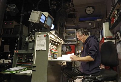 Inspizient Thomas Fürstenau muss mit sehr alter Technik auskommen.