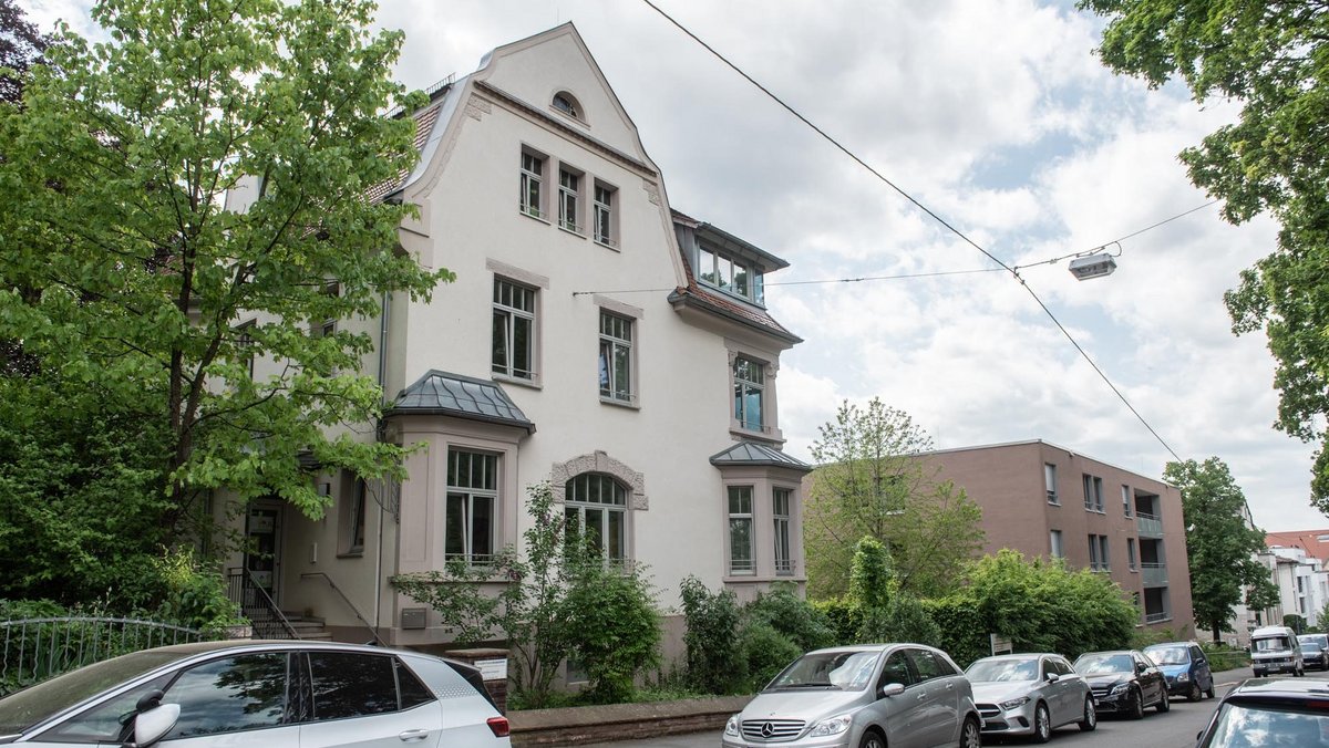 Einer von Peter Mielerts größten Erfolgen ist die Kindervilla in der Wiesbadener Straße. Die hätte abgerissen werden sollen, "da hab ich den Finger gehoben und gesagt: Moment mal. Jetzt ist da eine Kita drin. Keine Bonzen, kein Arzt, sondern Kinder." Foto: Jens Volle