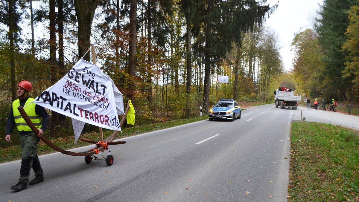 Auf der Straße vor dem Baumhauscamp. Foto: Roland Reck Auf der Straße vor dem Baumhauscamp. Foto: Roland Reck