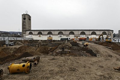 Ein Loch im Bahnhof statt 16 Gleisen.
