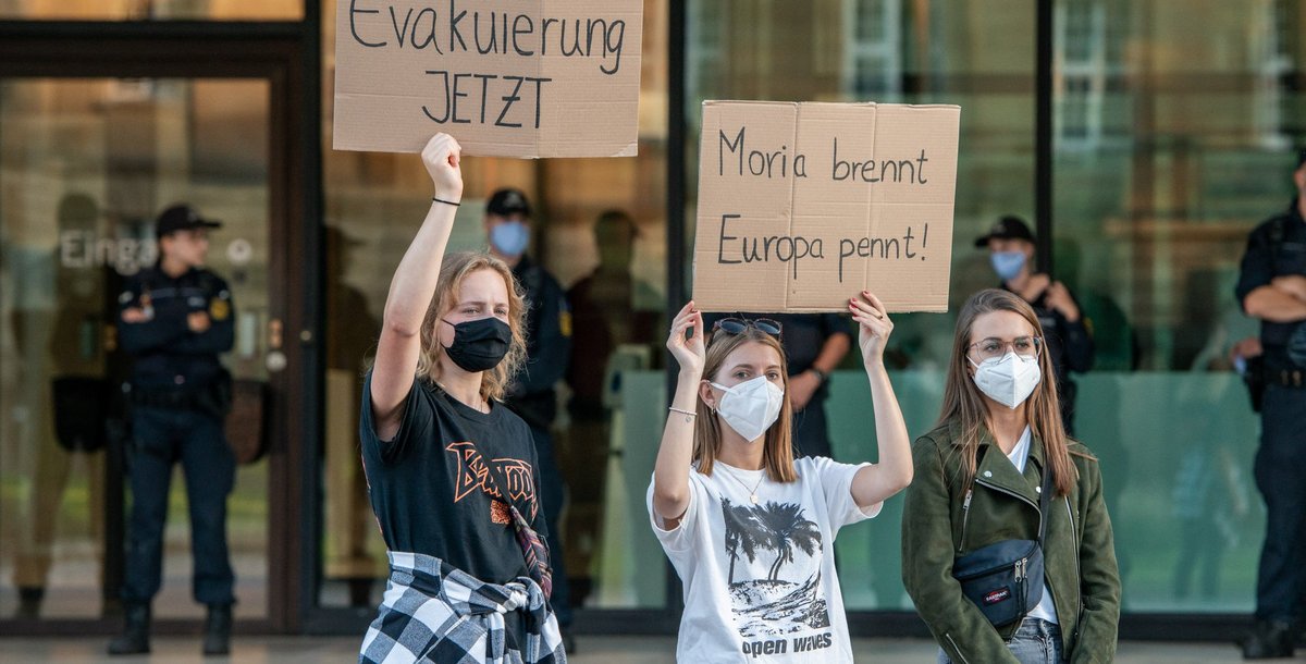 Moria brennt – die Spontandemo am 10. September in Stuttgart reicht bis zum Landtag. Fotos: Jens Volle