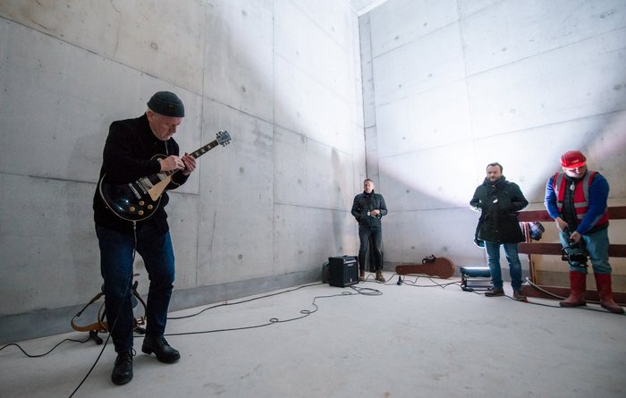 Der Gitarrist wird zum Rattenfänger. Der Gitarrist wird zum Rattenfänger.