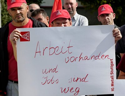 IG-Metall-Kundgebung gegen die Werksschliessung bei Magna Car Top Systems 2009.