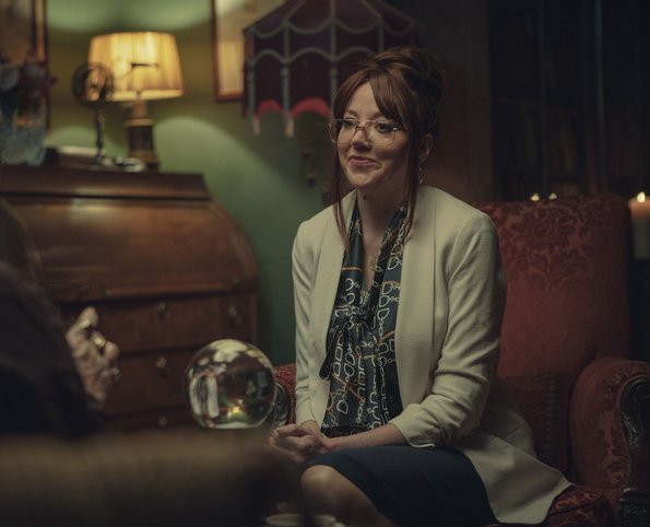 Die einsame Kath (Diane Morgan) sucht Rettung in der Esoterik. Die einsame Kath (Diane Morgan) sucht Rettung in der Esoterik.