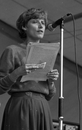 Petra Kelly 1982. Foto: Bundesarchiv Bild 183-1982-0912-015, Rainer Mittelstädt, <a href="https://creativecommons.org/licenses/by-sa/3.0/de/deed.en" title="Creative Commons Attribution-Share Alike 3.0 de">CC BY-SA 3.0</a>, <a href="https://commons.wikimedia.org/w/index.php?curid=5341979">Link</a>