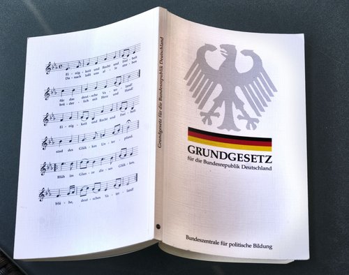 Gelten weiterhin, immer und überall: die Grundrechte, formuliert im Grundgesetz und in der Europäischen Verfassung. Gelten weiterhin, immer und überall: die Grundrechte, formuliert im Grundgesetz und in der Europäischen Verfassung.