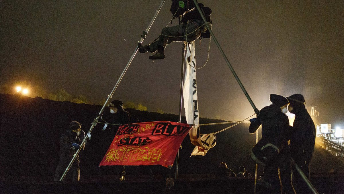 "Mach lieber blau statt Tagebau" – Kraftwerksblockade im November 2017, der Fotojournalist wird auf Schadenersatz verklagt. Foto: Jannis Große