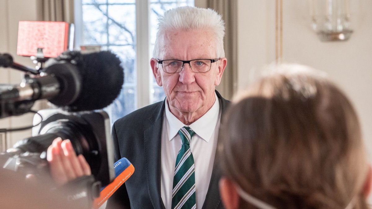 Ministerpräsident Winfried Kretschmann beim Empfang vom Radikalenerlass Betroffener, zu denen er einst selbst gehörte. Foto: Jens Volle