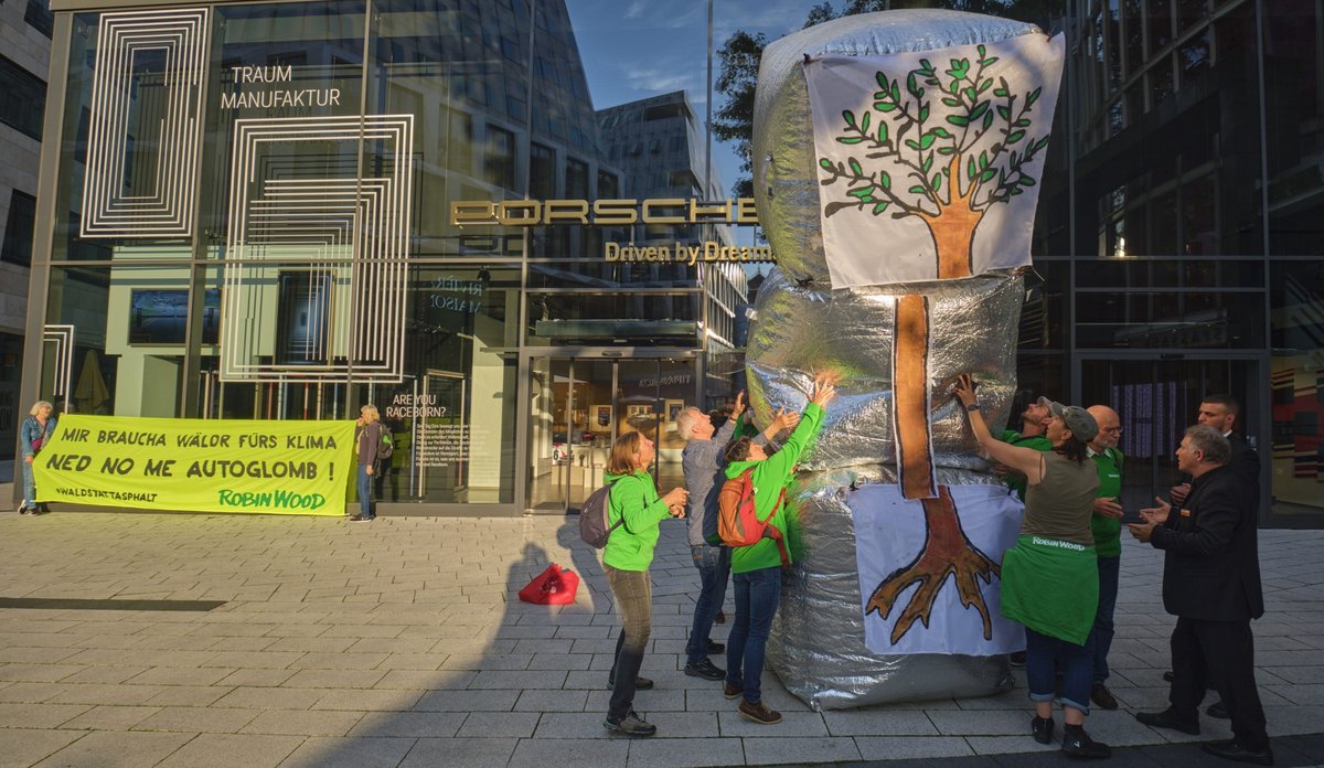 Umweltschützer:innen stapeln vor dem Porsche-Showroom in Stuttgart Würfel mit dem Baum des apulischen Wappens. Fotos: Joachim E. Röttgers Umweltschützer:innen stapeln vor dem Porsche-Showroom in Stuttgart Würfel mit dem Baum des apulischen Wappens. Fotos: Joachim E. Röttgers