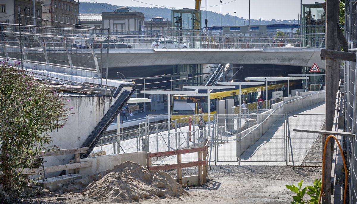 Wenn Rollstuhlfahrer einen weiten Umweg auf sich nehmen, können sie die Station vom Schlossgarten aus über die Rampe ansteuern, ... 