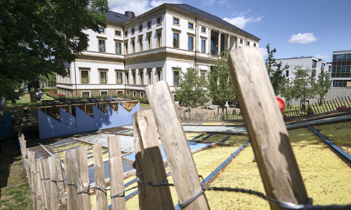 Der Garten des Stadtpalais, ausdrücklich "Ort für Events, Ausstellungen und Kunstprojekte". Selbige frönten in den vergangenen Jahren oft eher sinnfreiem Halligalli als einer wie auch immer gearteten Auseinandersetzung mit der Stadt.