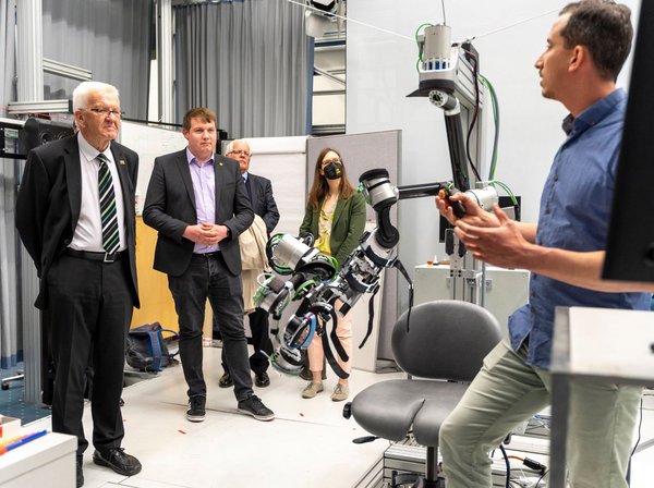 Winfried Kretschmann in einem Labor der ETH Zürich während der Delegationsreise Ende April. Foto: Staatsministerium Baden-Württemberg Winfried Kretschmann in einem Labor der ETH Zürich während der Delegationsreise Ende April. Foto: Staatsministerium Baden-Württemberg