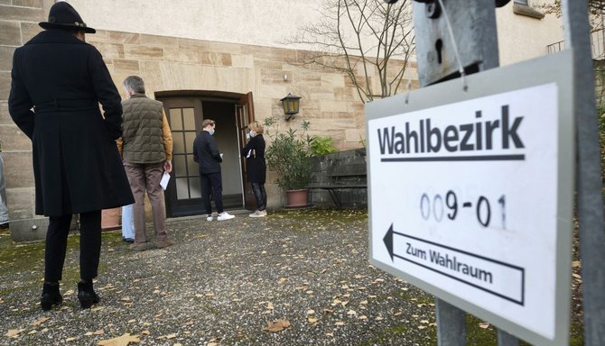 Veränderung wird nur in Minimalschritten möglich. Auch beim Warten vor dem Wahllokal.