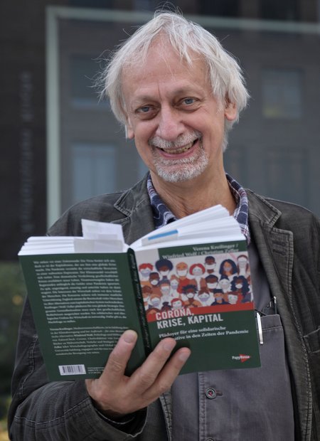 Als Autor war Wolf irrwitzig produktiv. Hier mit dem Buch "Corona, Krise, Kapital", erschienen im August 2020. 