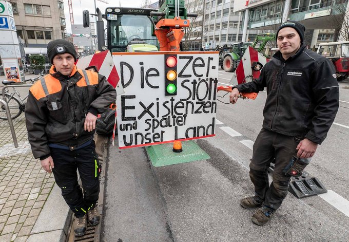 Ohne Subventionen könnten ihre Betriebe nicht überleben, sagen die Landwirte Peter Eberle und Dennis Berner (von links).