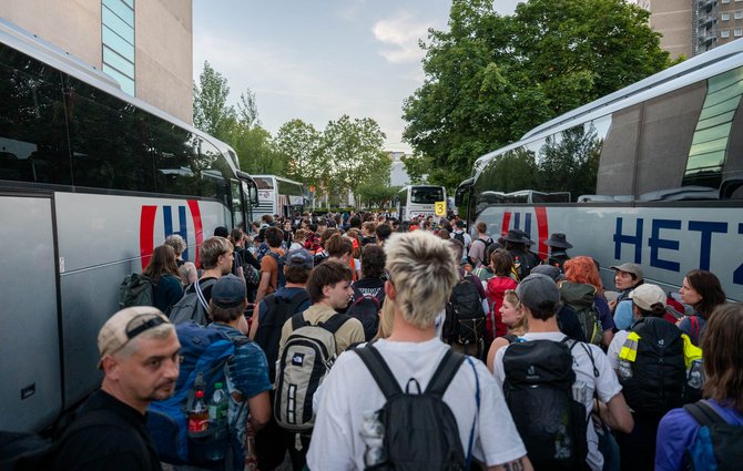Am Freitagabend treten die Stuttgarter Antifaschist:innen die Busreise nach Erfurt an.