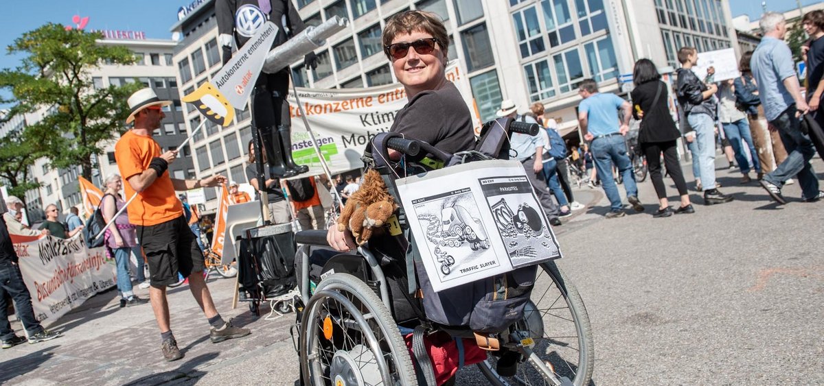 Aktivistin Cécile Lecomte beim Protest gegen die IAA in Frankfurt am Main. Fotos: Jens Volle