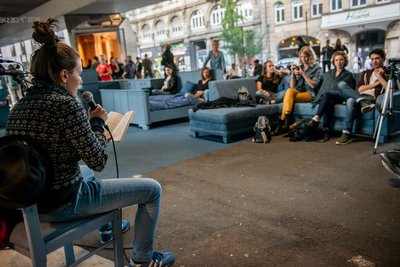 Das bringt Leben in die Bude: Die Theaterpädagogin Mirijam Kälberer liest Kurzgeschichten vor ...