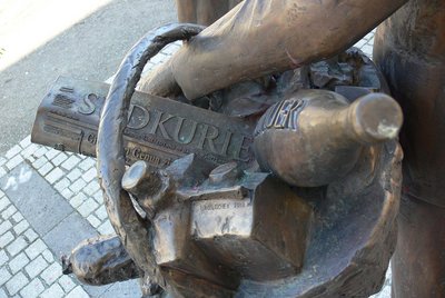 Der "Südkurier" gehörte in jeden Marktkorb: "Marktfrauen"-Skulptur von Ingo Koblischek in Friedrichshafen. Foto: Andreas Praefcke