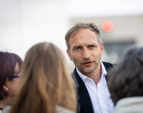 Strafverteidiger Benjamin Düsberg kündigt Befangenheitsanträge gegen die Vorsitzende Richterin an.