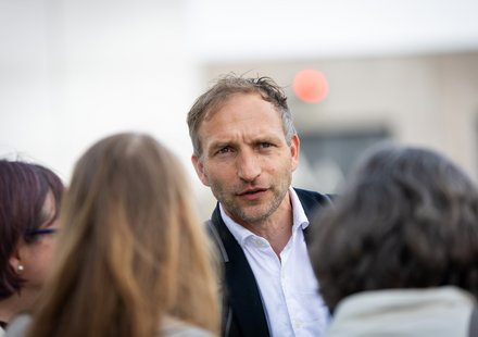 Strafverteidiger Benjamin Düsberg kündigt Befangenheitsanträge gegen die Vorsitzende Richterin an.
