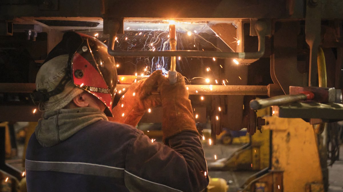 Dieser Schweißer der BWR Waggonreparatur in Rastatt schwitzt bestimmt und das dürfte Cem Özdemir gefallen. Foto: Joachim E. Röttgers