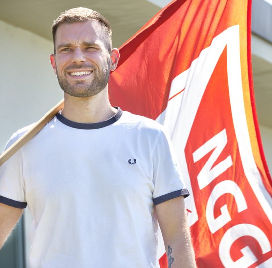 Darf beim Arbeitskampf nicht fehlen: rote Fahne. 