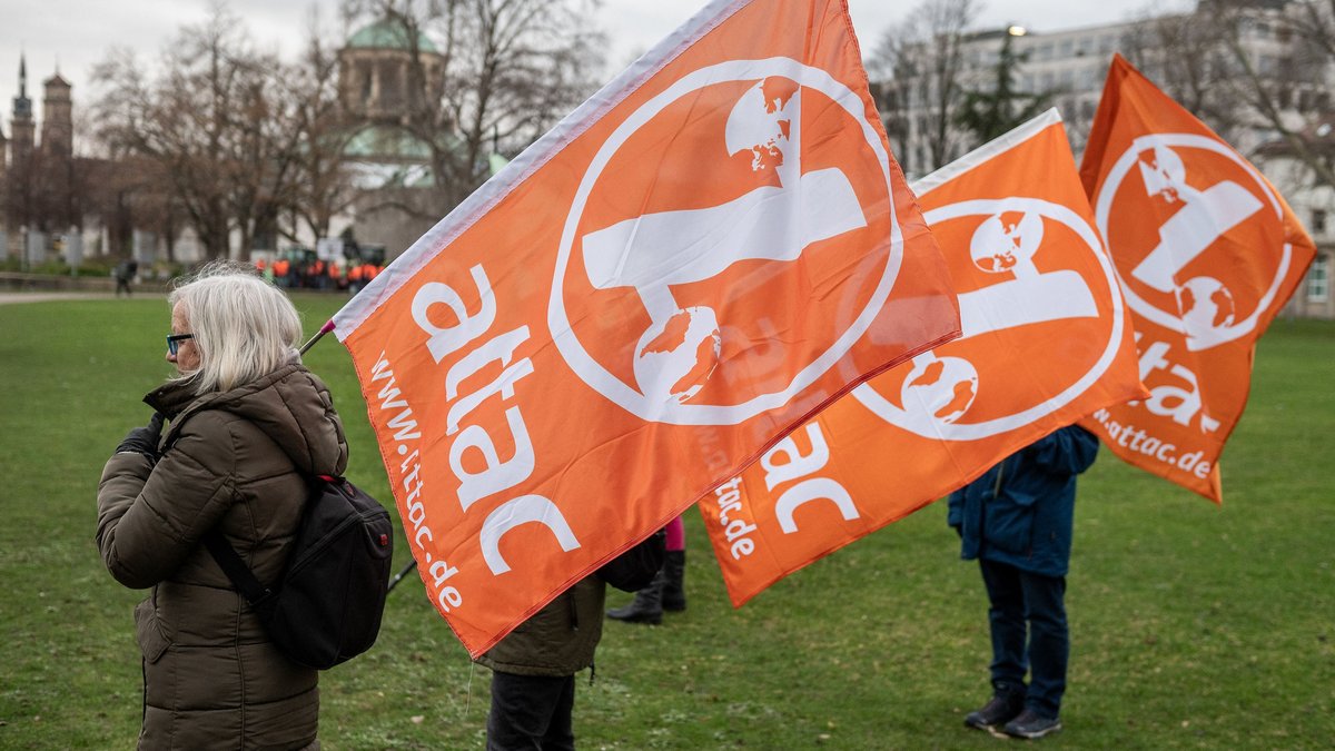 Globalisierungskritik mit wehenden Fahnen. Foto: Jens Volle