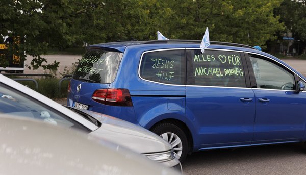 Solidaritätsbekundung von Ballweg-Fans. Foto: Julian Rettig