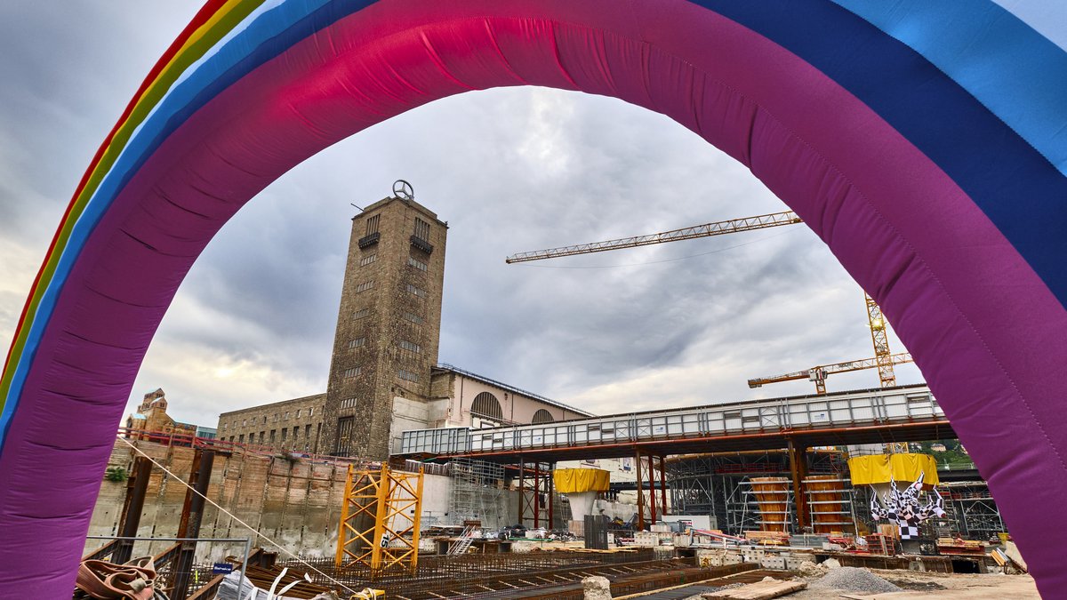 Die Stuttgart-21-Baugrube, von Theatermann Schorsch Kamerun 2019 in Szene gesetzt als eine Illusion. Foto: Joachim E. Röttgers