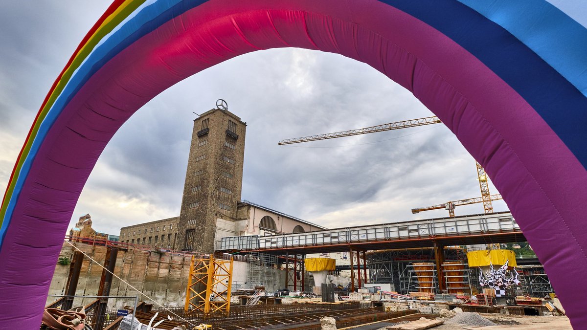 Die Stuttgart-21-Baugrube, von Theatermann Schorsch Kamerun 2019 in Szene gesetzt als eine Illusion. Foto: Joachim E. Röttgers