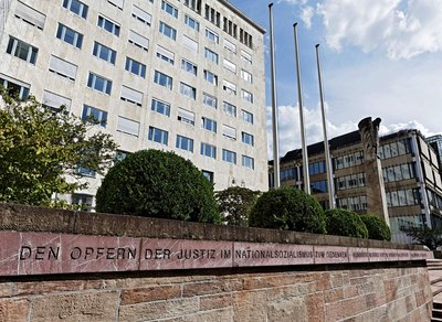 Mehr Gedenken ist noch nicht: Spruch am Oberlandesgericht. Fotos: Joachim E. Röttgers