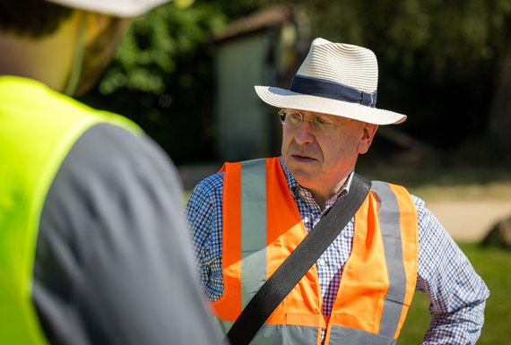 Gewerkschafter Andreas Harnack nimmt die Arbeitsrechte in den Blick.