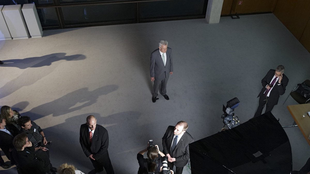 Am gleichen Abend steht Winfried Kretschmann, heute Ministerpräsident, bedröppelt da. 