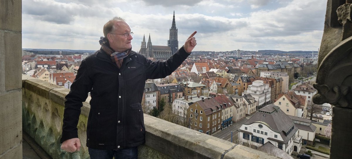 Bei Wind und Wetter mit Sven Plöger auf dem Kirchturm. Hinten das Ulmer Münster. Fotos: Joachim E. Röttgers