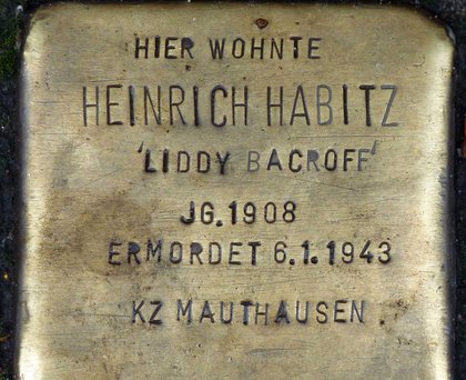 Stolperstein für Liddy Bacroff in Hamburg – auf dem ihr abgelegter Name an erster Stelle steht. Foto: Foto: James Steakley, <a href="https://commons.wikimedia.org/wiki/File:Heinrich_Habitz_%22Liddy_Bacroff%22-Stolperstein.jpg" title="Original auf Wikimedias Commons" target="_blank">Wikimedia Commons, <a href="https://creativecommons.org/licenses/by-sa/3.0/deed.en" title=“ Creative Commons Attribution-Share Alike 3.0 Unportetd" target="_blank">CC BY-SA 3.0</a>