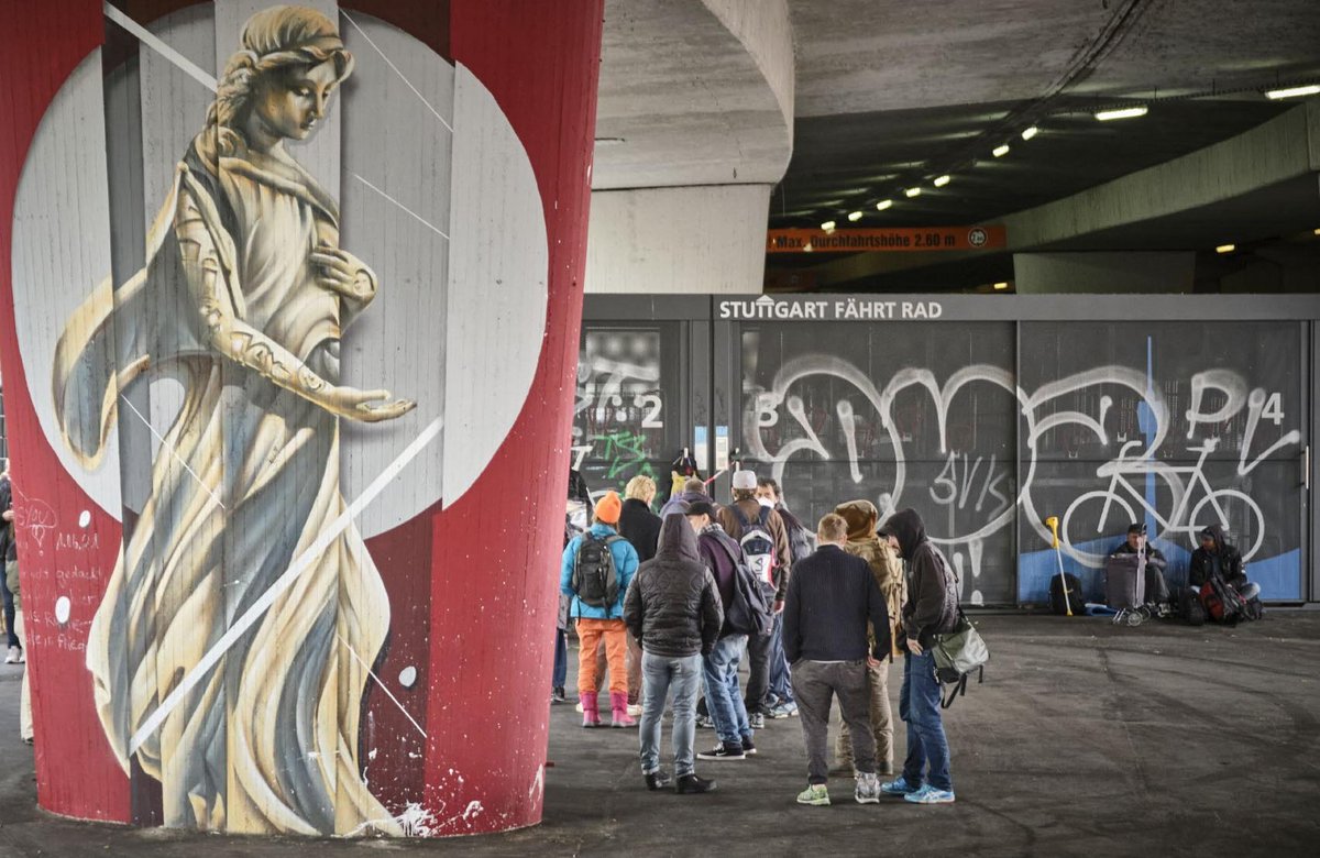 November unter der Stuttgarter Paulinenbrücke: Seit Beginn der Coronakrise werden Bedürftige dort mit Essen versorgt. 
