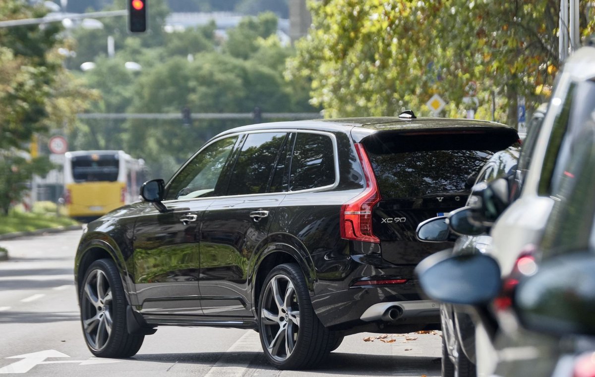 Ein SUV nimmt sich Platz – oft wenig sportlich, das Sport Utility Vehicle. Fotos: Joachim E. Röttgers